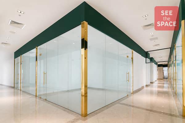 Không gian thương mại bên trong Tân Phước Plaza với mặt tiền kính hiện đại và hành lang rộng rãi.