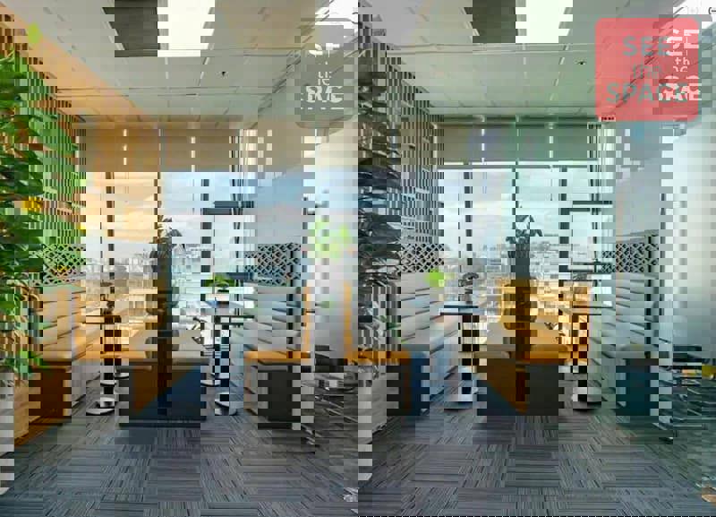 Cienco4 Tower - Modern office lobby with glass walls, reception desk, elevators, and clean design