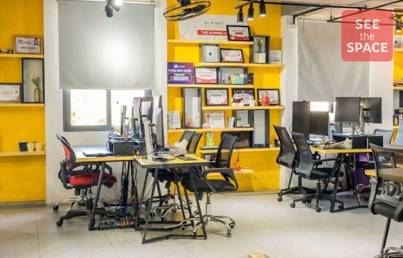 Không gian làm việc mở tại Enouvo Space với thiết kế sáng tạo và ánh sáng tự nhiên.