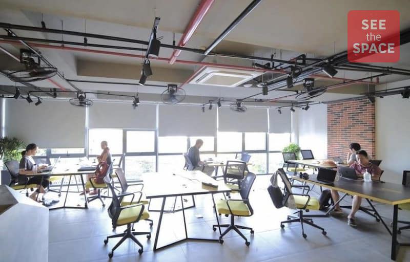  Không gian làm việc nhóm tại Space A với thiết kế mở và hiện đại.