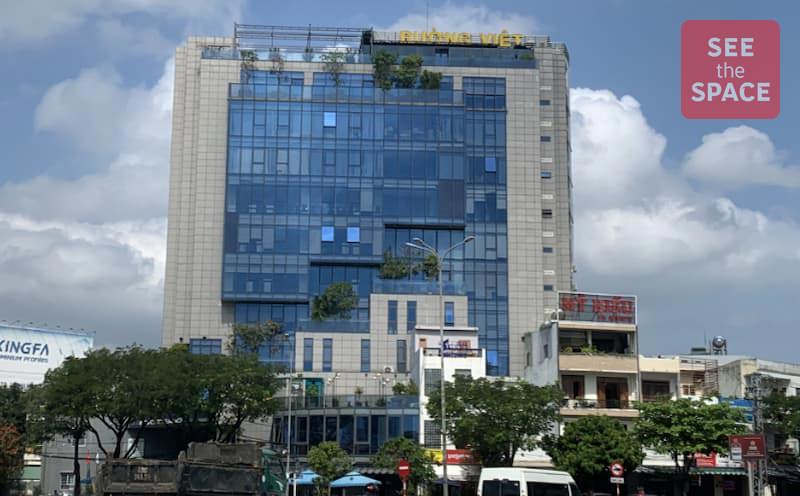 Tòa nhà văn phòng Dương Việt Building tại quận Hải Châu, cung cấp môi trường làm việc chuyên nghiệp và kết nối thuận lợi đến các khu vực kinh doanh của thành phố.