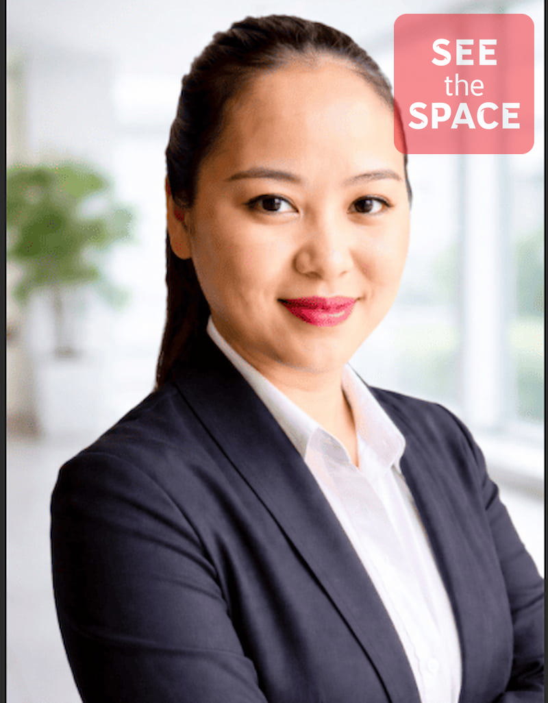 bà Diệu Đỉnh, Phó Giám Đốc Bộ Phận Cho Thuê Văn Phòng tại See The Space, mỉm cười tự tin trong trang phục blazer xanh navy trên nền văn phòng sáng thoáng tại TP. Hồ Chí Minh