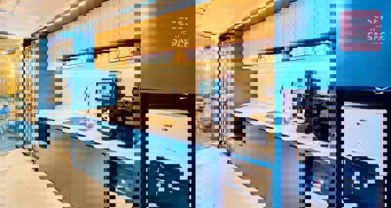  Bạn có thể dễ dàng thay đổi không gian làm việc của mình, từ khu vực coworking chung cho đến phòng làm việc riêng.