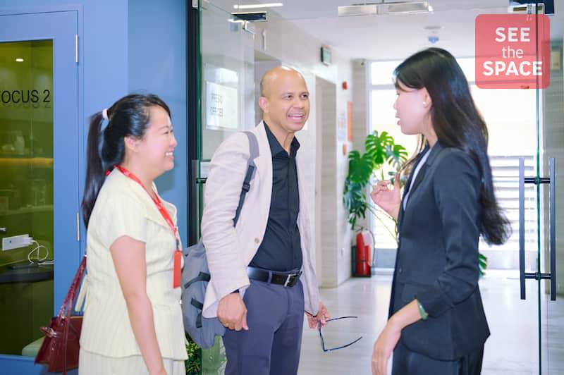  khách tham quan không gian văn phòng Presio Offices Robot Tower