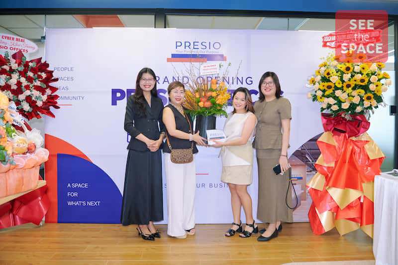  đại diện SEE the SPACE và Presio Offices tại lễ khai trương Robot Tower